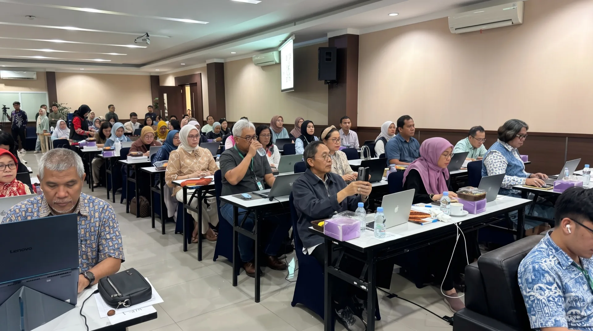 Dosen dalam arsip visual Gemini Academy
