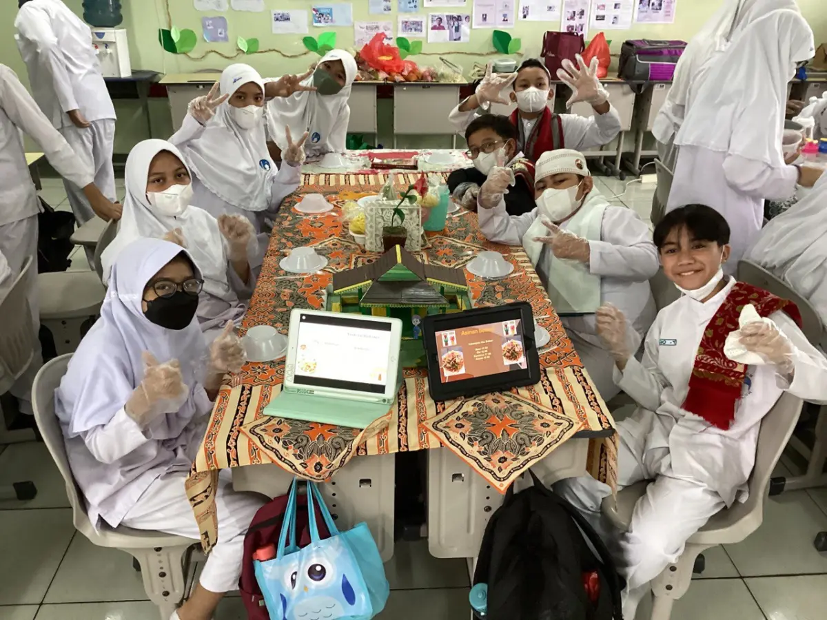Cara Kreatif Mrs. Iim Latih Murid jadi Berani Tampil dengan Teknologi!