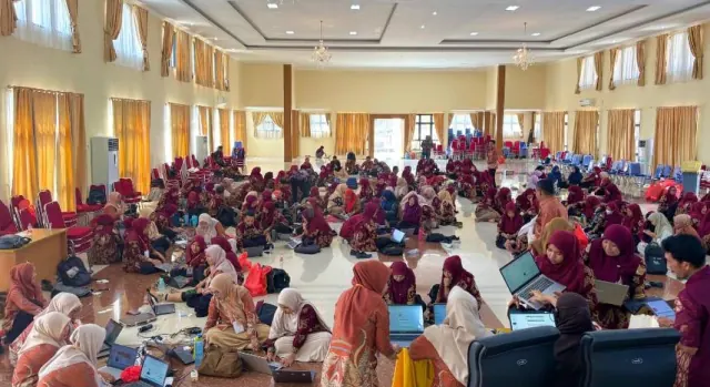 Peserta belajar bersama di aula