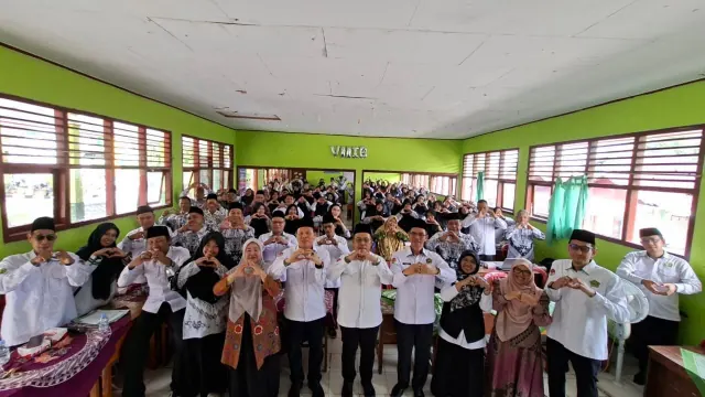 Kebersamaan peserta di ruang belajar