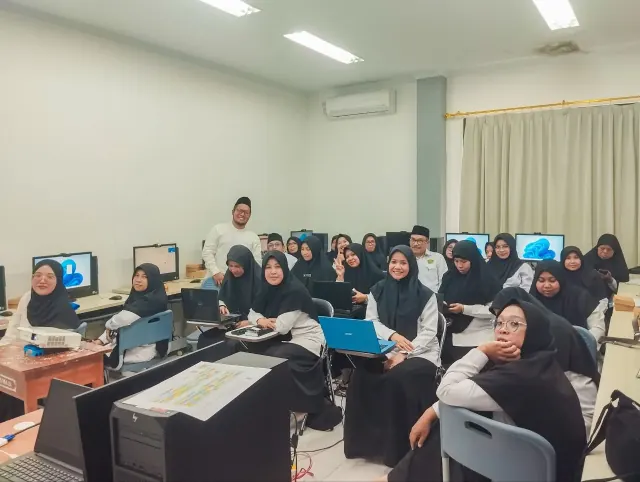 Belajar bersama di ruang komputer