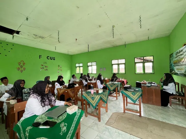 Diskusi dan praktik di kelas