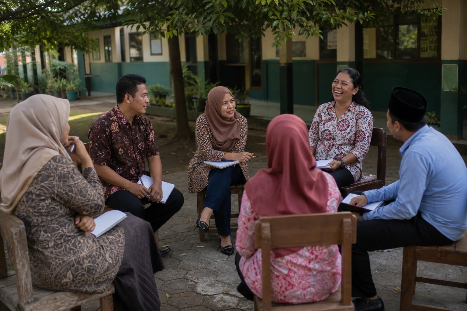 Komunitas guru berbagi pengalaman di halaman sekolah