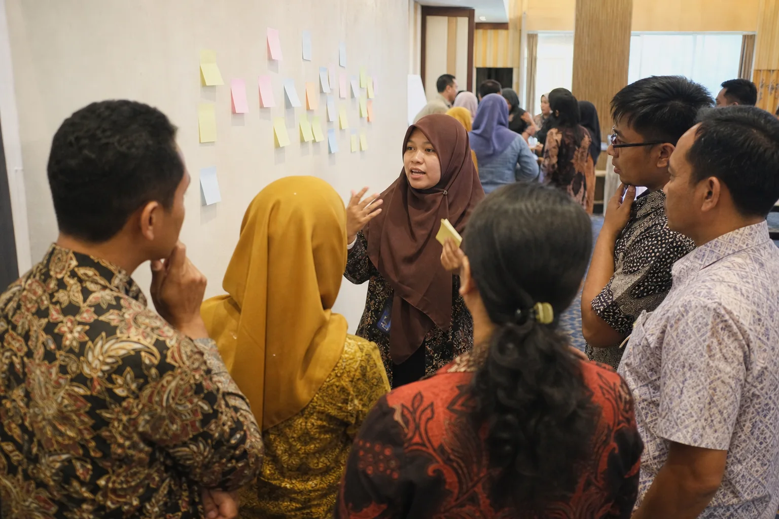 Fasilitator dan peserta bertukar gagasan setelah lokakarya pendidikan