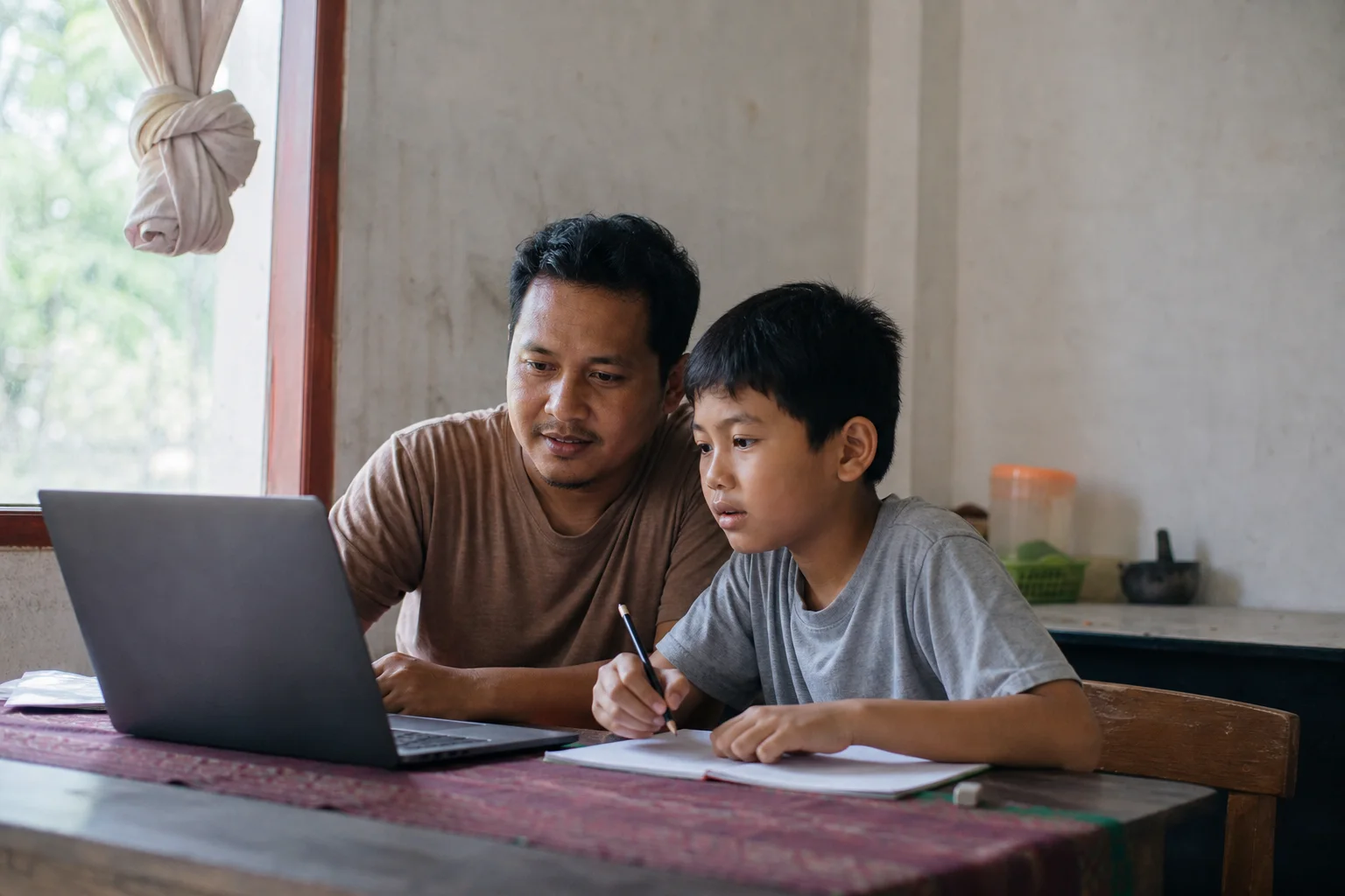 Orang tua mendampingi proses belajar anak