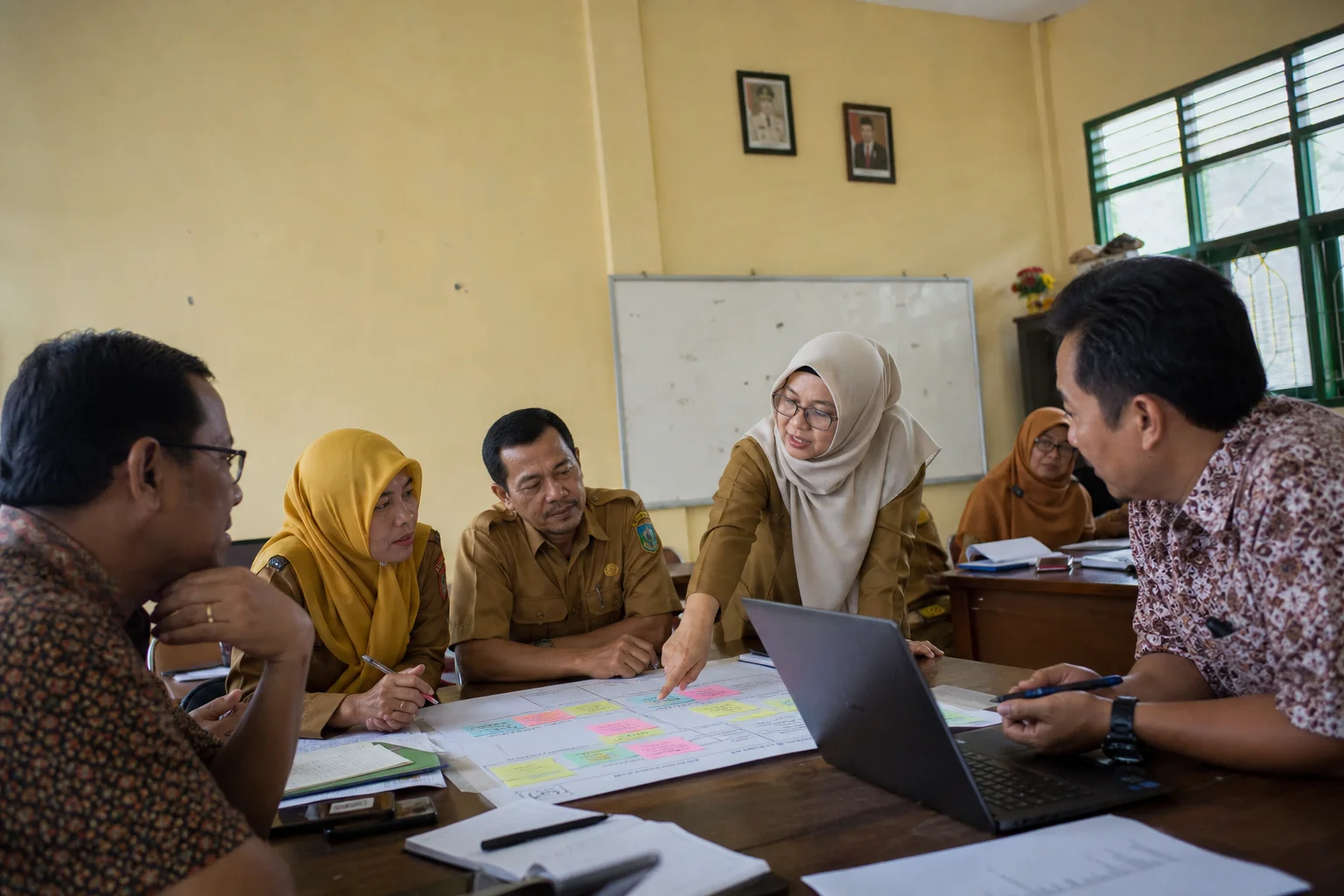 Pemimpin sekolah berdiskusi tentang strategi transformasi